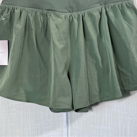 Happily Grey NWT Crossover Waist Athletic Boho Double Layer Shorts Green Sz M - Picture 7 of 11